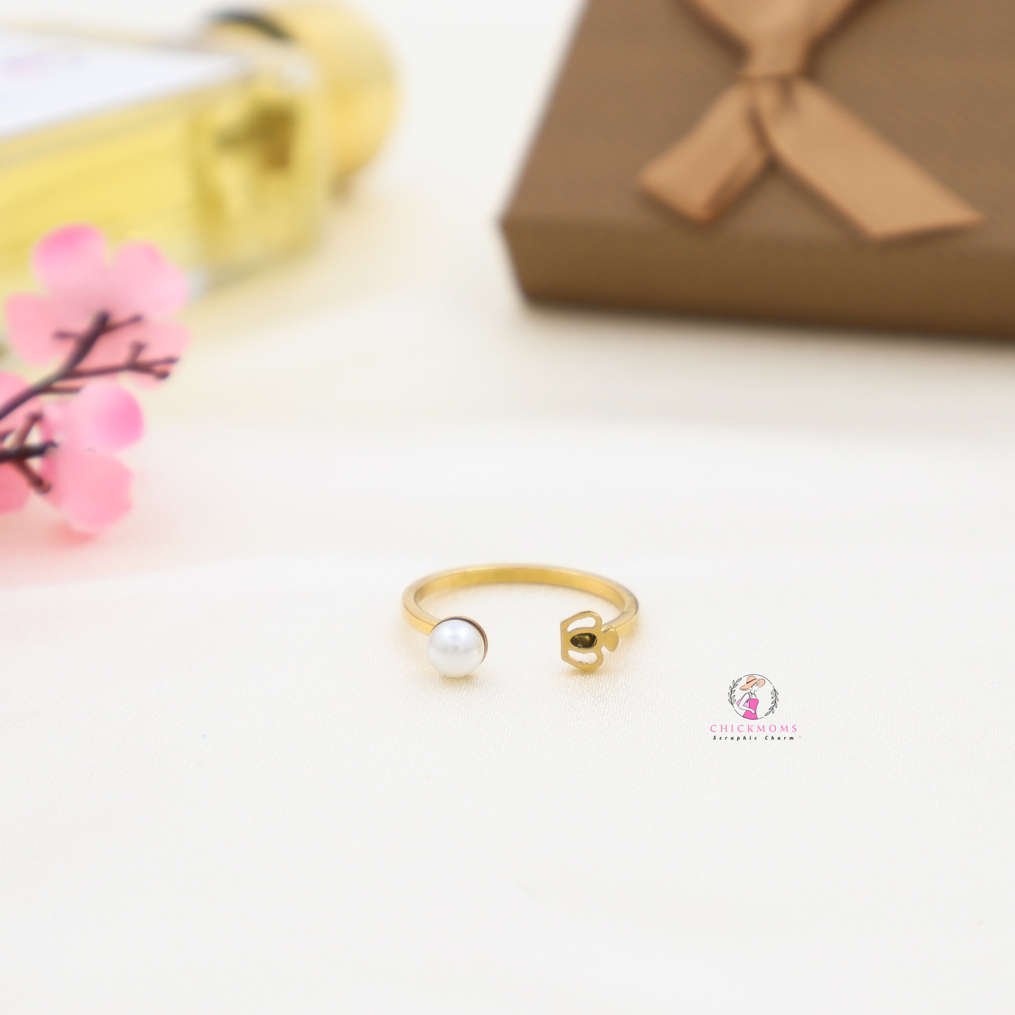 Elegant Pearl & Gold Open Ring