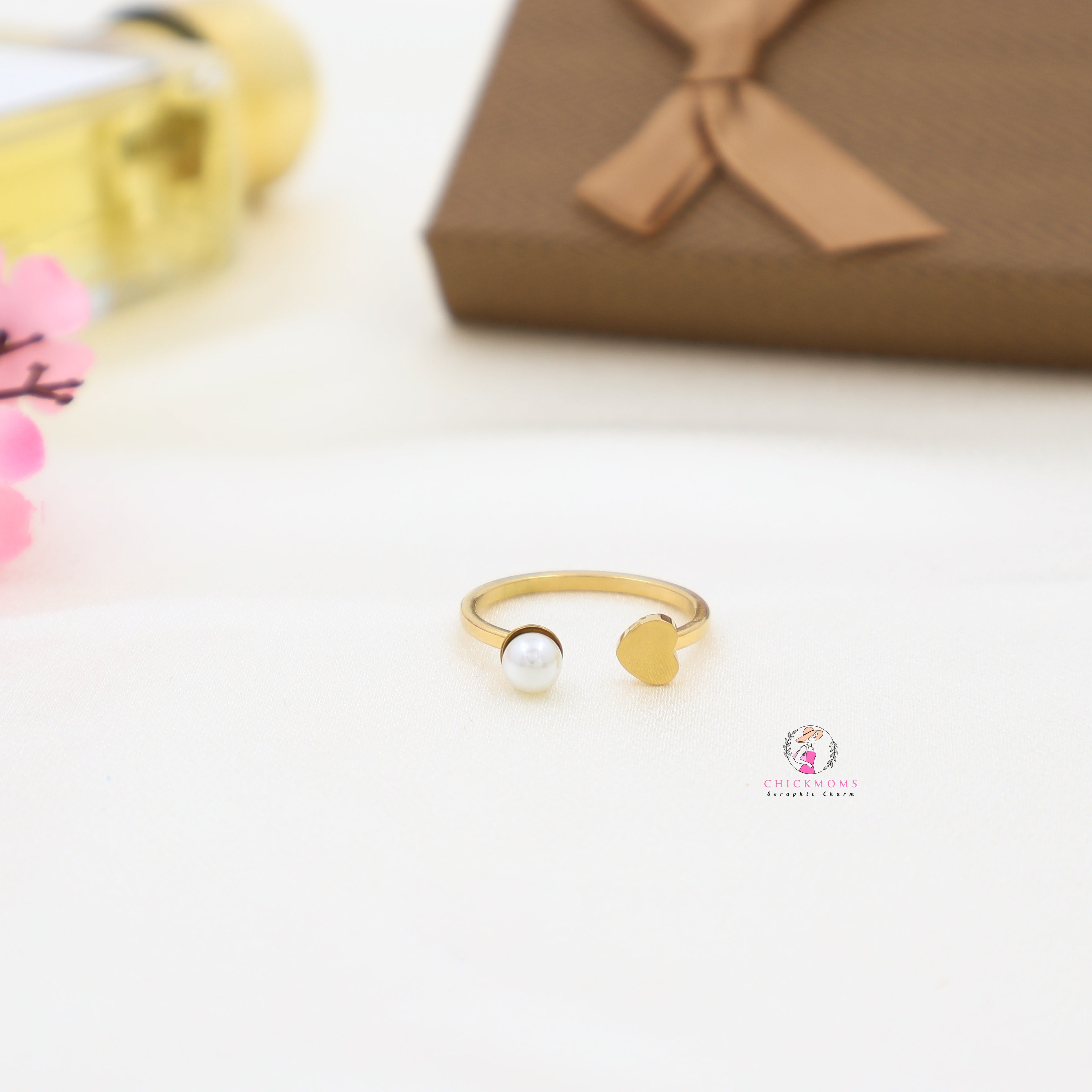 Elegant Pearl Gold Open Ring with Heart