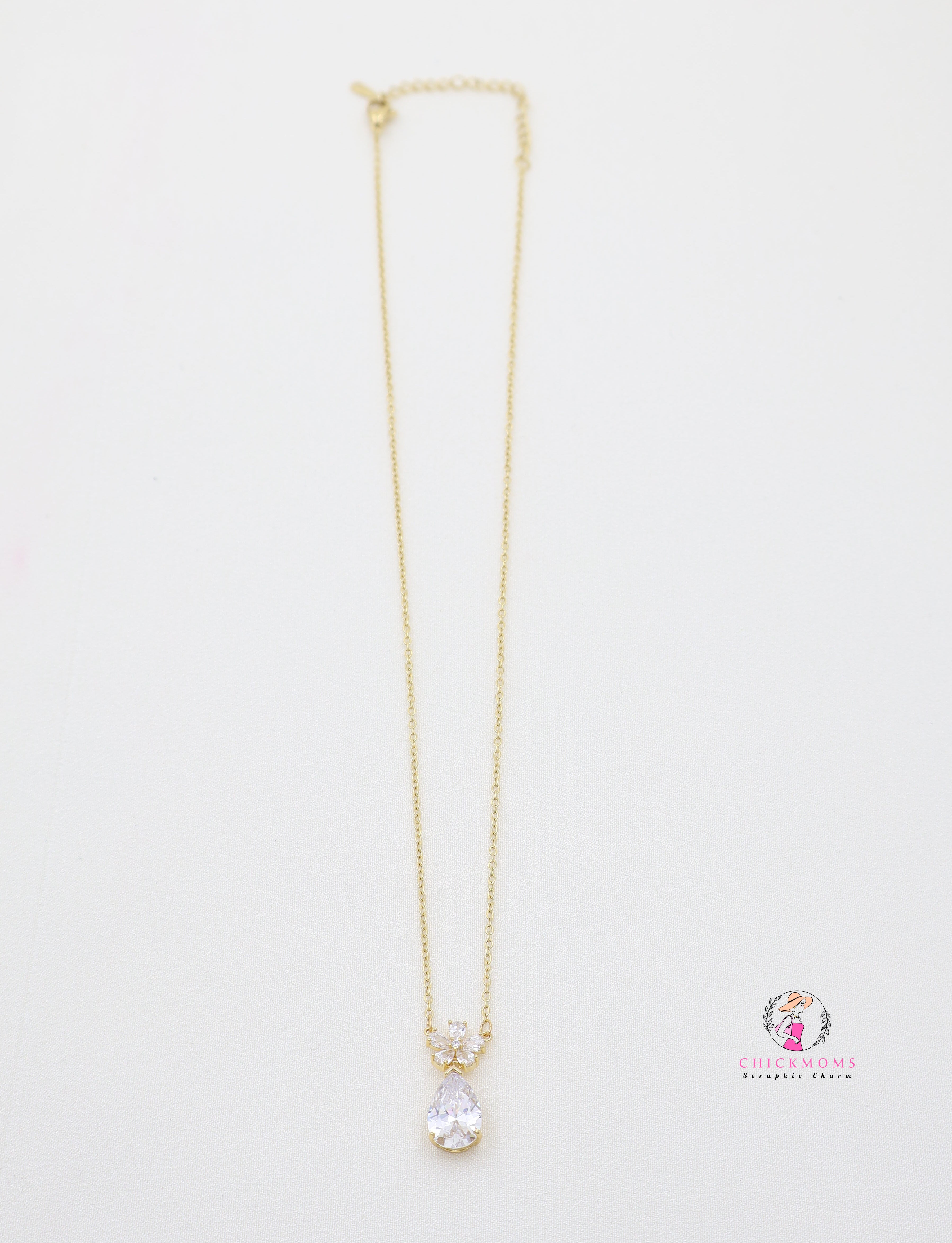Elegant Gold Pendant Necklace