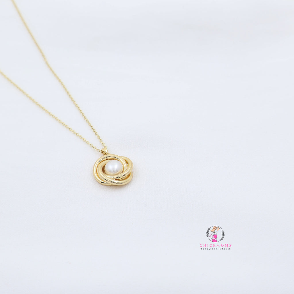 Gold Pearl Pendant Necklace