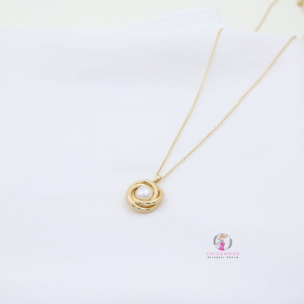 Gold Pearl Pendant Necklace