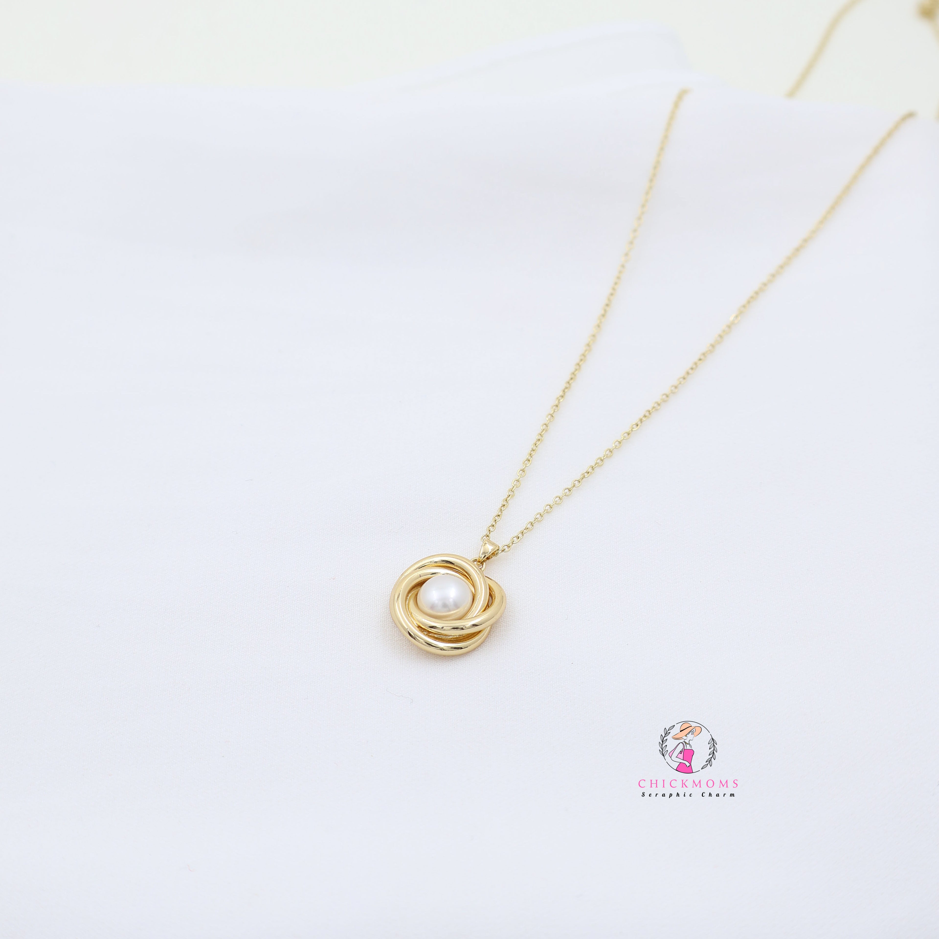 Gold Pearl Pendant Necklace