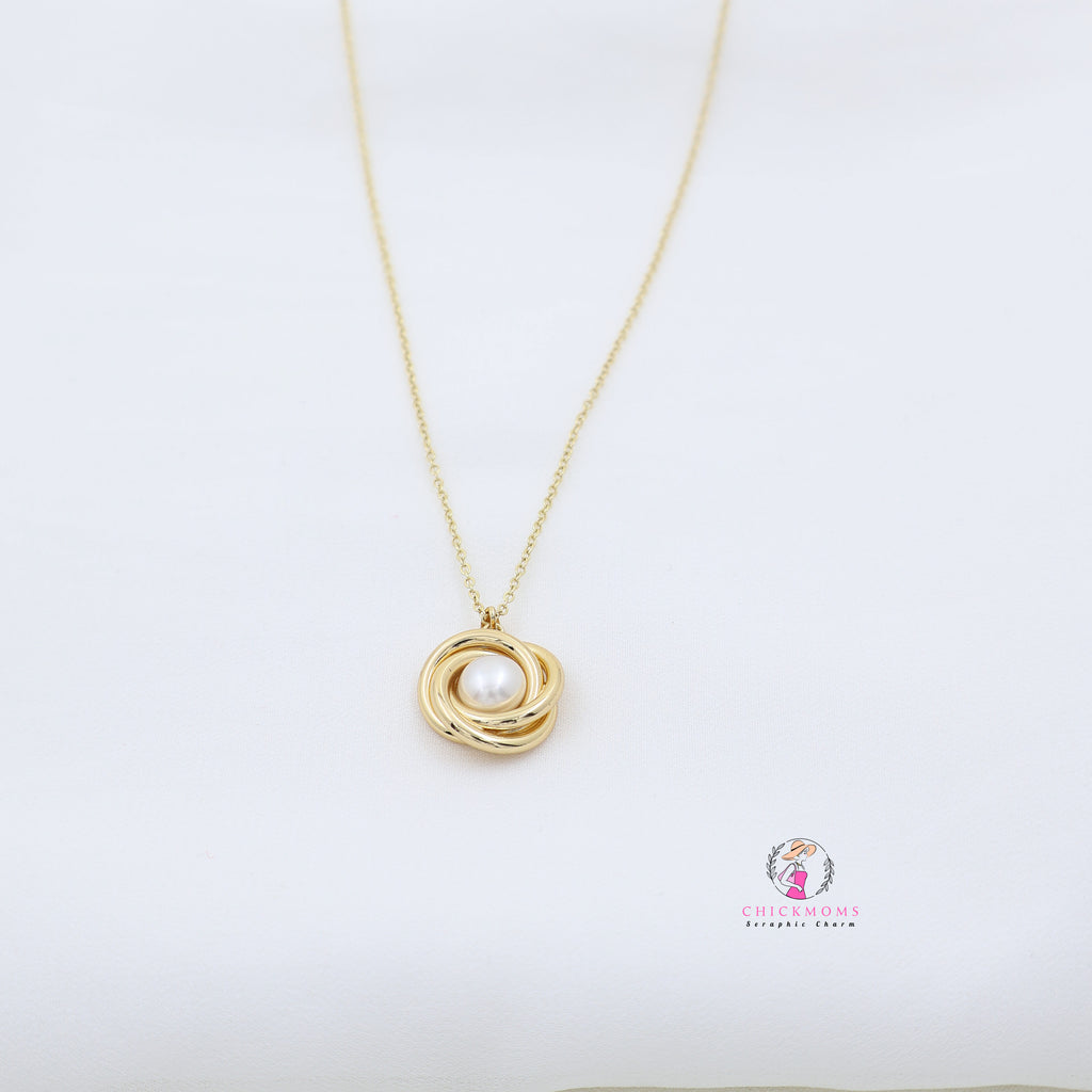 Gold Pearl Pendant Necklace