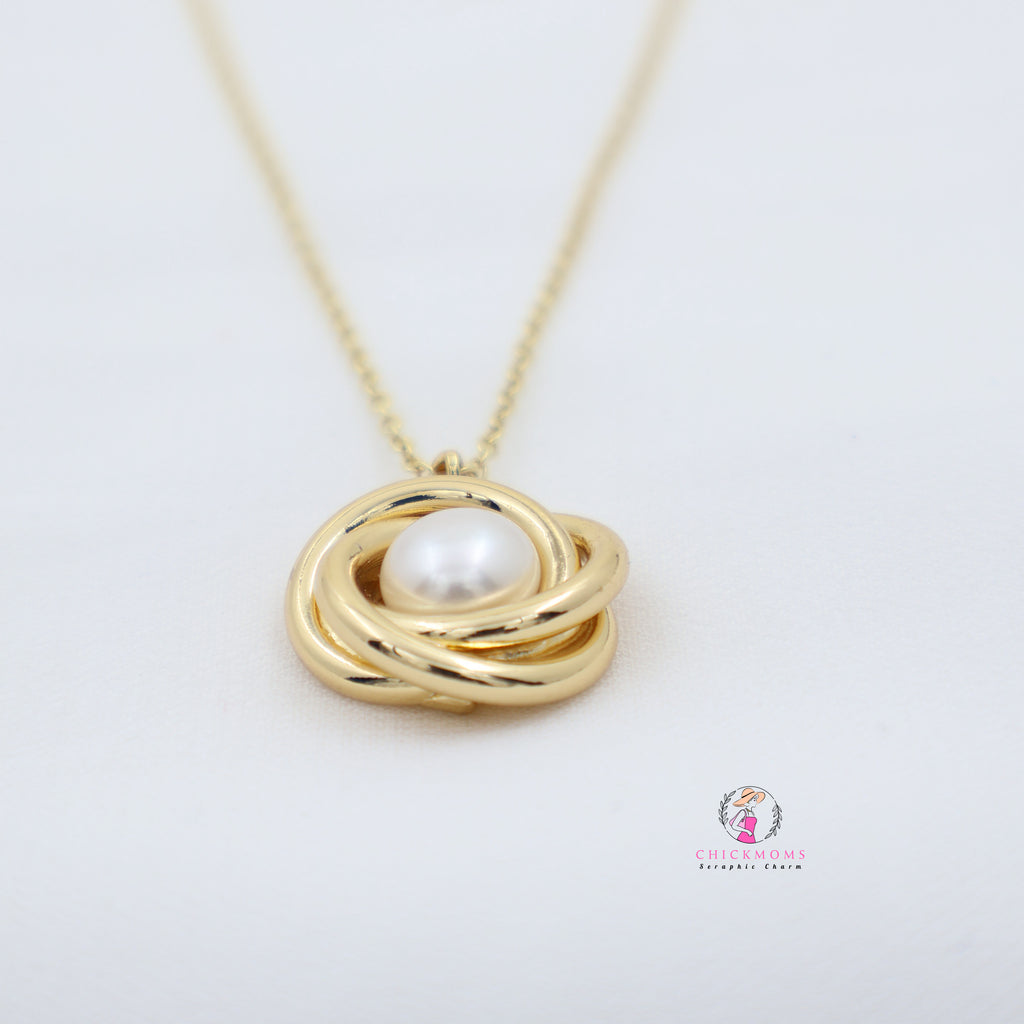 Gold Pearl Pendant Necklace
