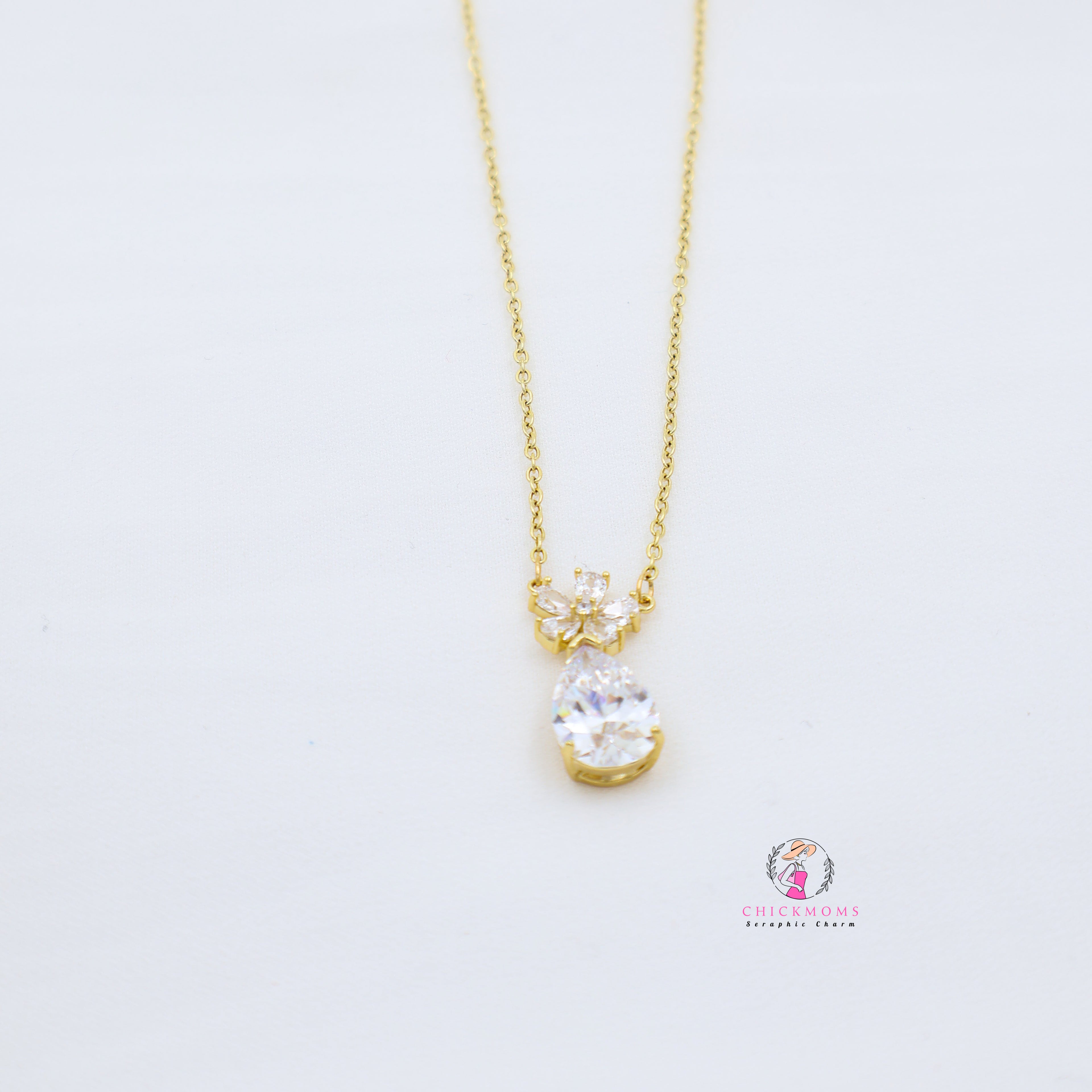 Elegant Gold Pendant Necklace